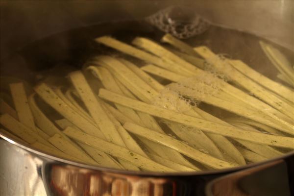 Frisk pasta med soltørrede tomater og basilikum