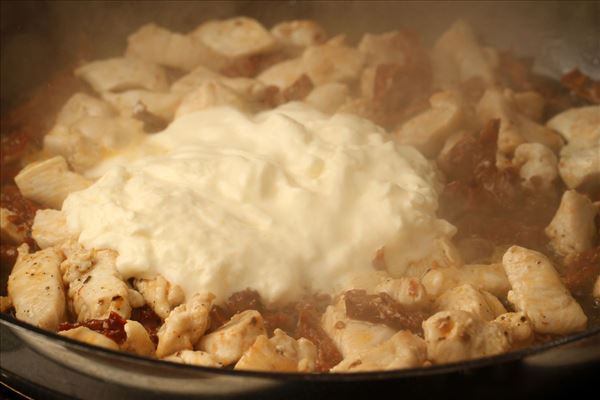 Frisk pasta med soltørrede tomater og basilikum