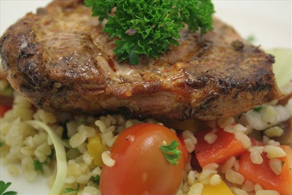 Skinkeschnitzel med bulgursalat og naanbrød