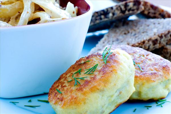 Fiskefrikadeller med løgkompot