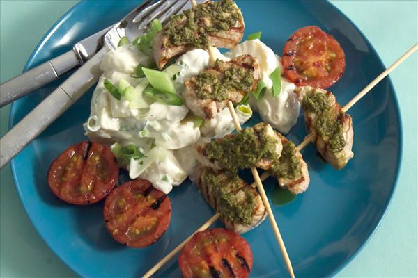 Grillstegte skinkespid med pesto og grill-tomater 