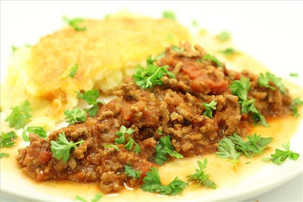 Gratineret kartoffelmos med kødsauce