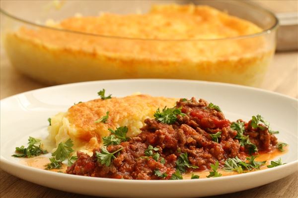 Gratineret kartoffelmos med kødsauce