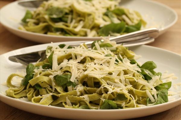 Frisk pasta med basilikum og parmesan