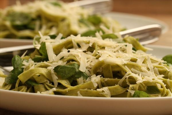 Frisk pasta med basilikum og parmesan