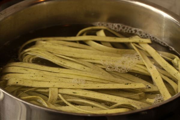 Frisk pasta med basilikum og parmesan