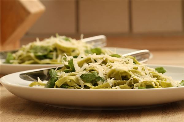 Frisk pasta med basilikum og parmesan