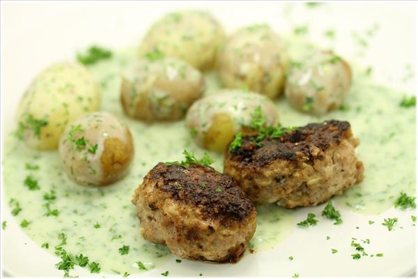 Nye kartofler med persillesauce og frikadeller