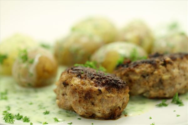 Nye kartofler med persillesauce og frikadeller