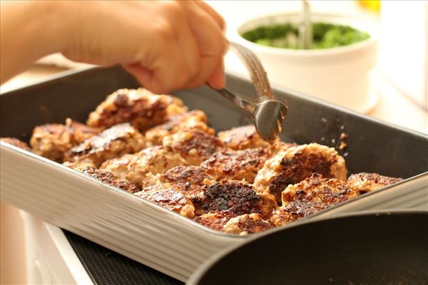 Nye kartofler med persillesauce og frikadeller