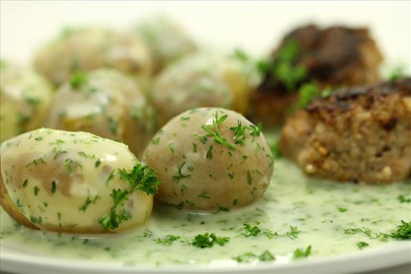 Nye kartofler med persillesauce og frikadeller