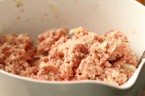 Nye kartofler med persillesauce og frikadeller