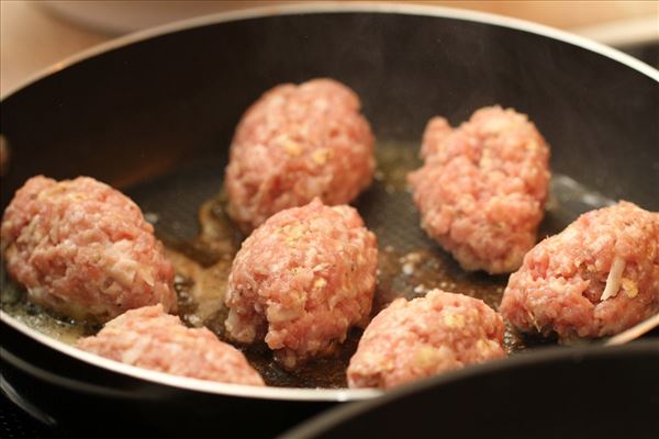 Nye kartofler med persillesauce og frikadeller