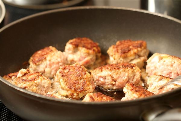 Nye kartofler med persillesauce og frikadeller