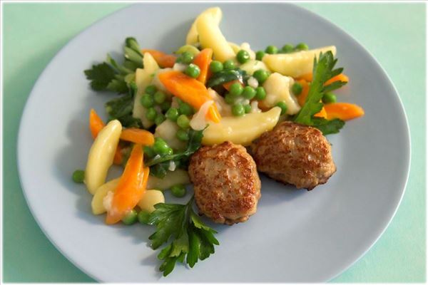 Slanke frikadeller med sommer grøntsager