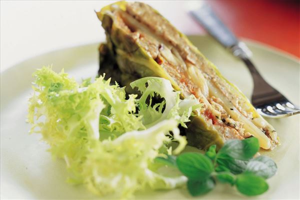 Gratineret svinekød med kål, aubergine og tomat