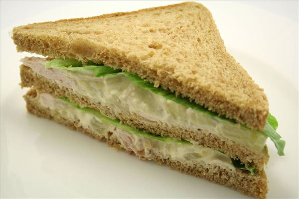 Kyllingesandwich med karry og ananas