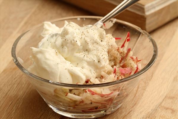 Pastasalat med karry, kylling og æble tzatziki