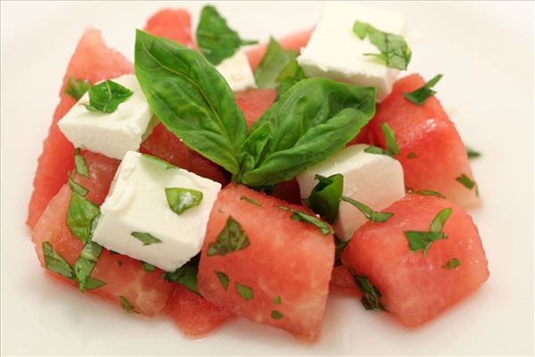 Vandmelonsalat med feta og basilikum