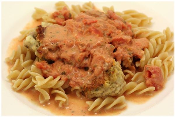 Pasta med tomatflødesauce og italienske kødboller