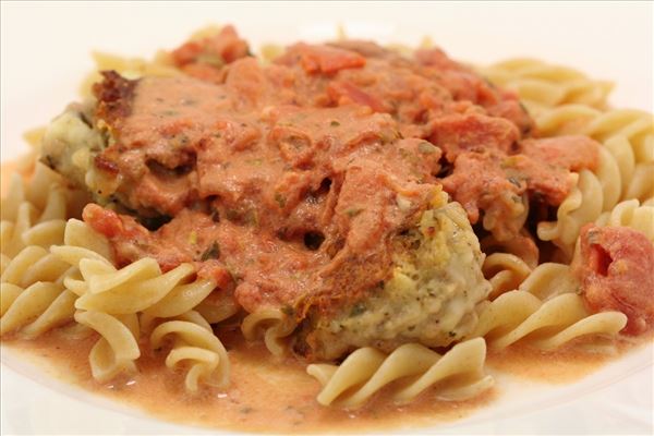 Pasta med tomatflødesauce og italienske kødboller