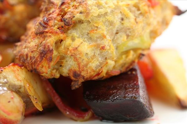 Kalkunfrikadeller med rodfrugtefad