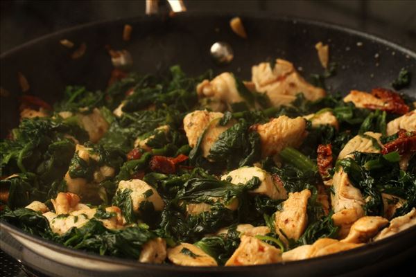 Frisk pasta med spinat og soltørret tomat