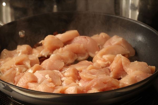 Frisk pasta med spinat og soltørret tomat