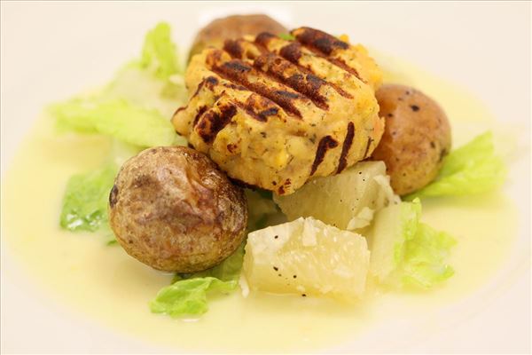 Fiskefrikadeller og salat med pomelo