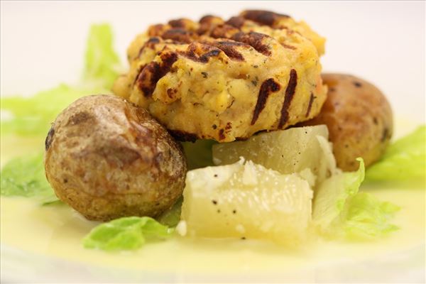 Fiskefrikadeller og salat med pomelo