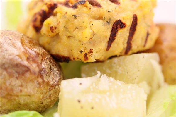 Fiskefrikadeller og salat med pomelo