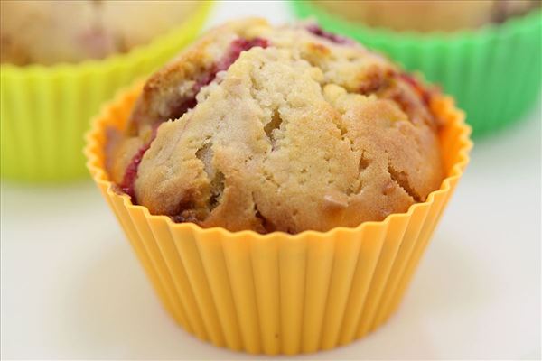 Muffins med hindbær og hvid chokolade