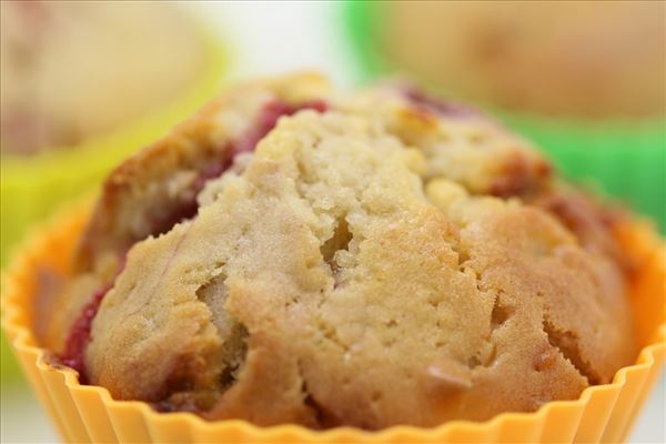 Muffins med hindbær og hvid chokolade