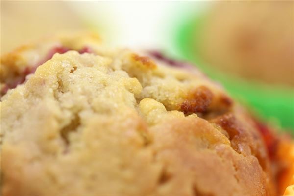 Muffins med hindbær og hvid chokolade