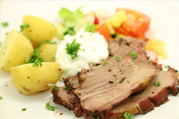 Grillet lammekølle med tzatziki og salat