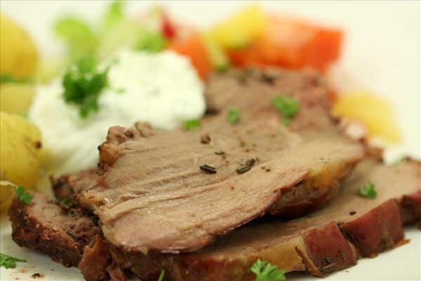 Grillet lammekølle med tzatziki og salat