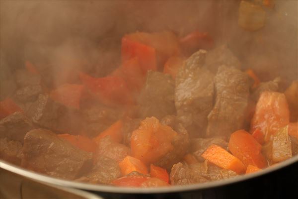 Kenyansk oksegryde med mangosalat