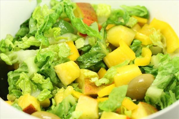 Mangosalat med oliven og honningdressing