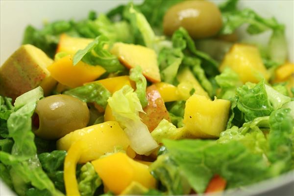 Mangosalat med oliven og honningdressing