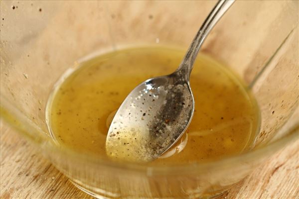 Mangosalat med oliven og honningdressing