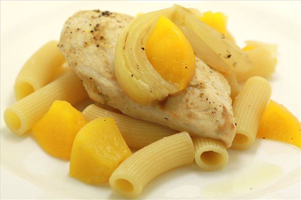 Kyllingefad med ferskner og pasta
