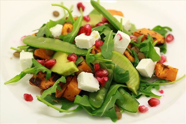 Sød kartoffel/linse salat med feta og avocado