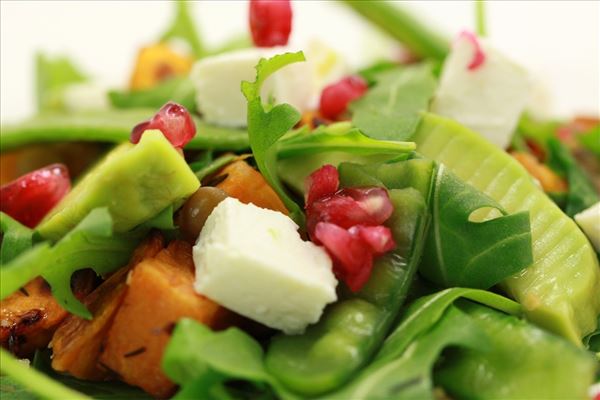 Sød kartoffel/linse salat med feta og avocado