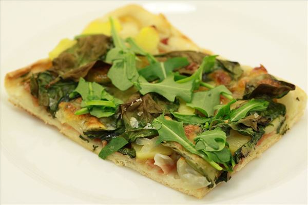 Kartoffelpizza med parmaskinke og rucola