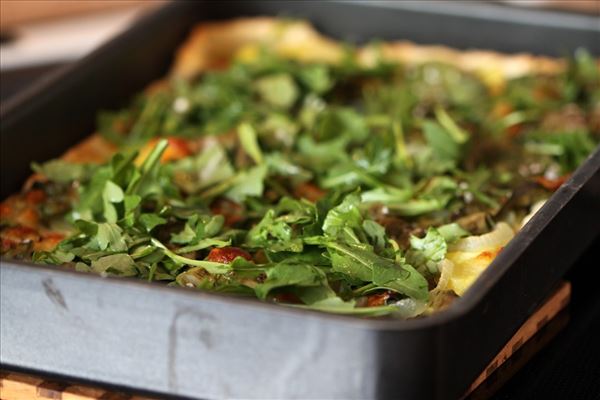 Kartoffelpizza med parmaskinke og rucola