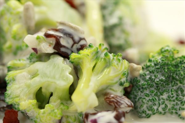 Broccolisalat med fløde og bacon
