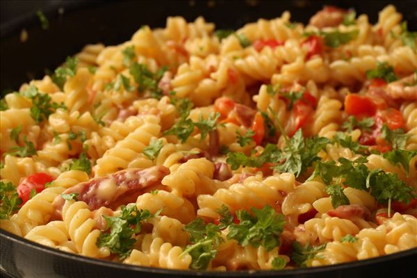 Pasta med bacon i flødeostesauce