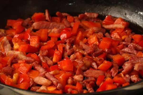 Pasta med bacon i flødeostesauce