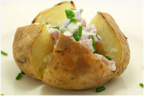 Bagekartoffel med skinkefyld