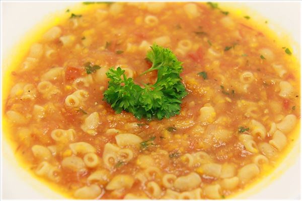 Mættende tomatsuppe med pasta